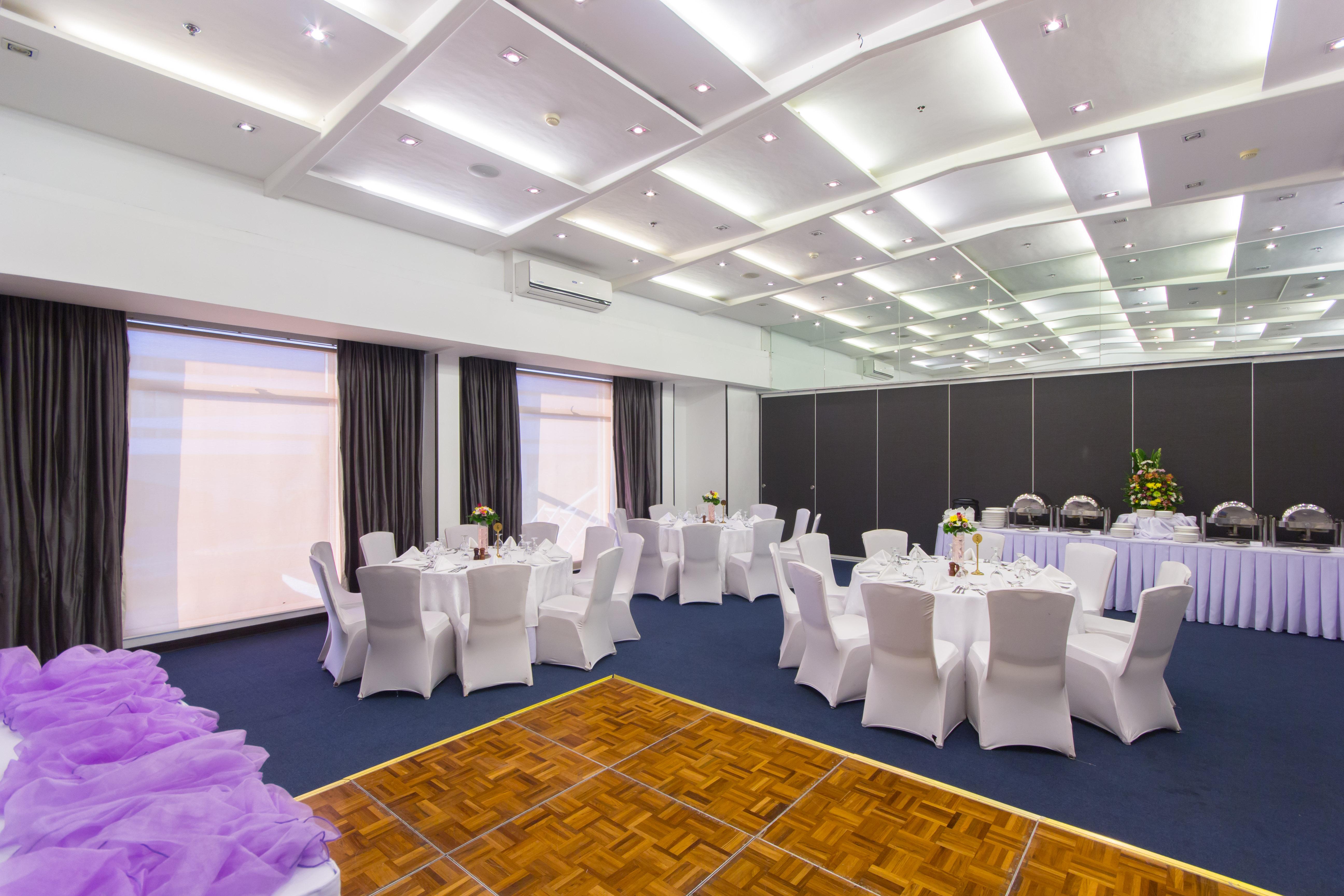 Microtel By Wyndham Mall Of Asia Pasay Exteriör bild