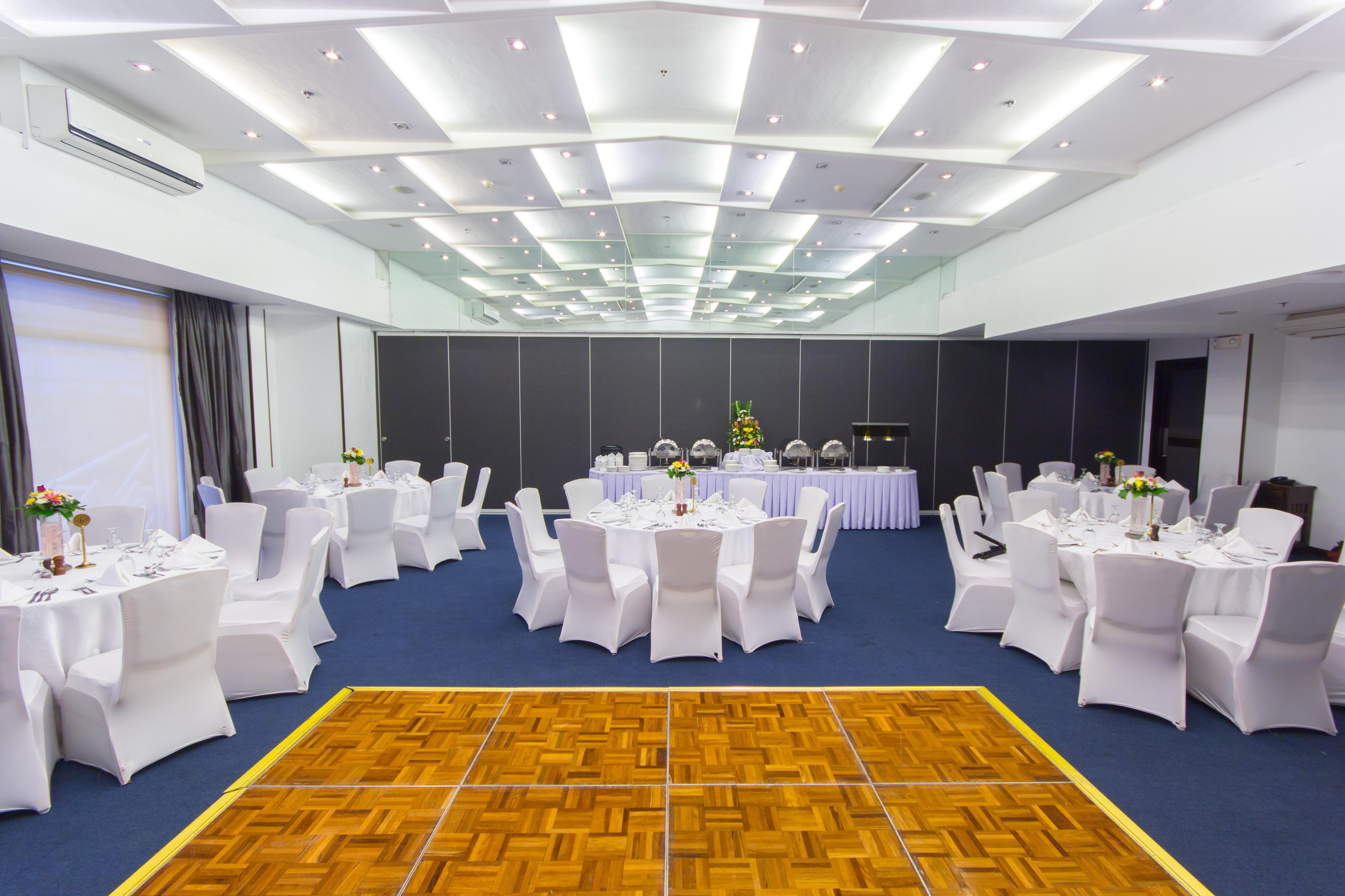 Microtel By Wyndham Mall Of Asia Pasay Exteriör bild