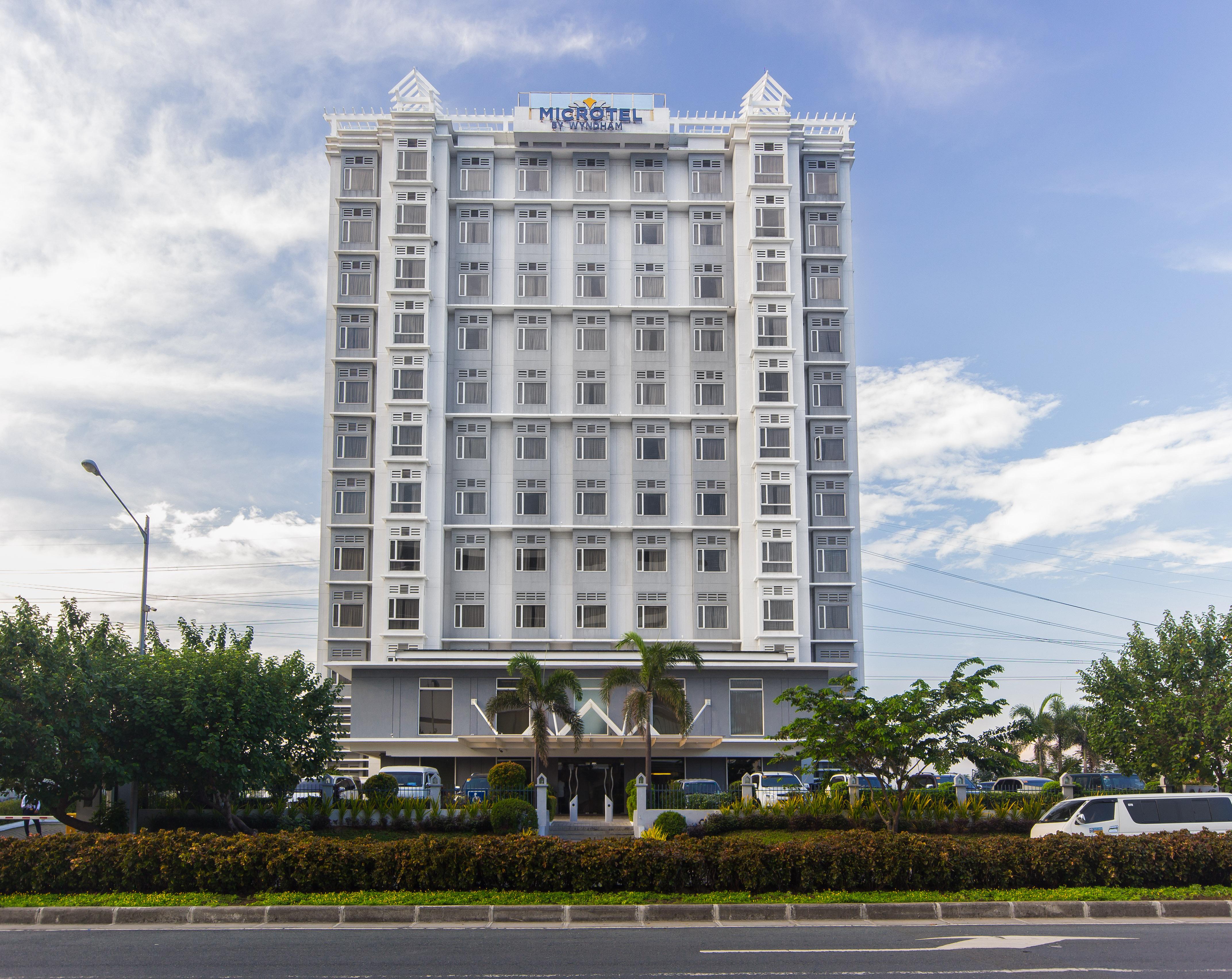 Microtel By Wyndham Mall Of Asia Pasay Exteriör bild
