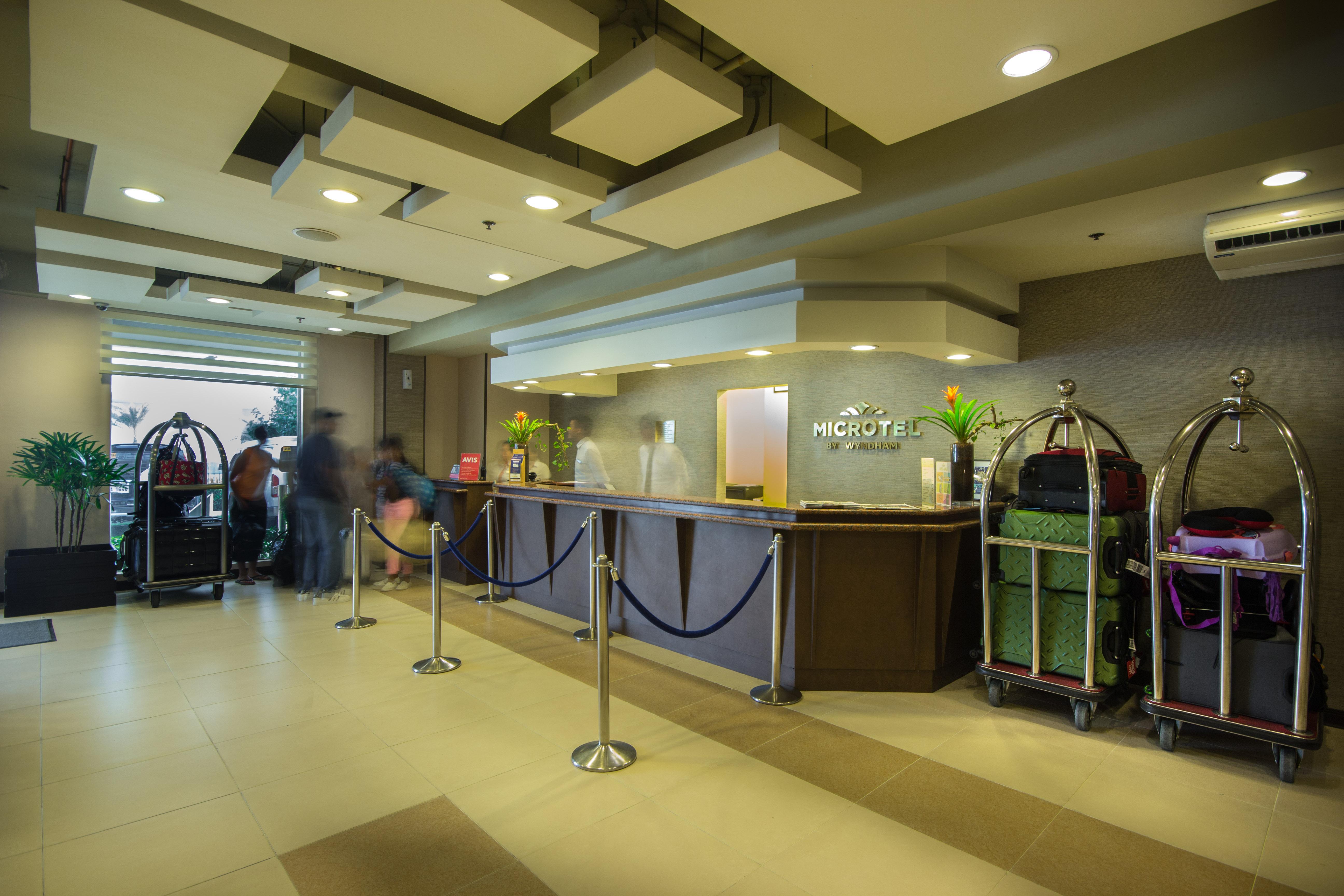 Microtel By Wyndham Mall Of Asia Pasay Exteriör bild