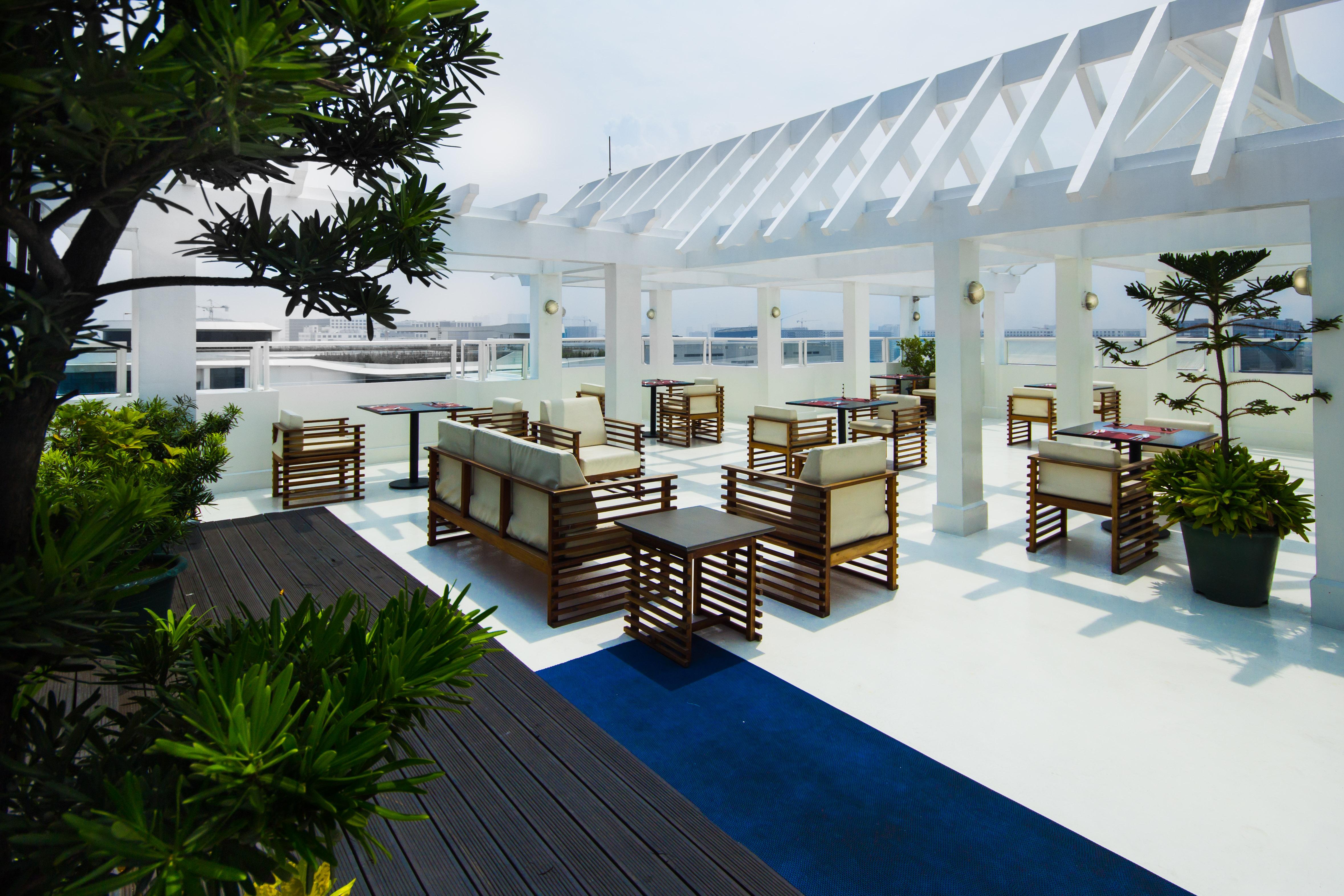 Microtel By Wyndham Mall Of Asia Pasay Exteriör bild