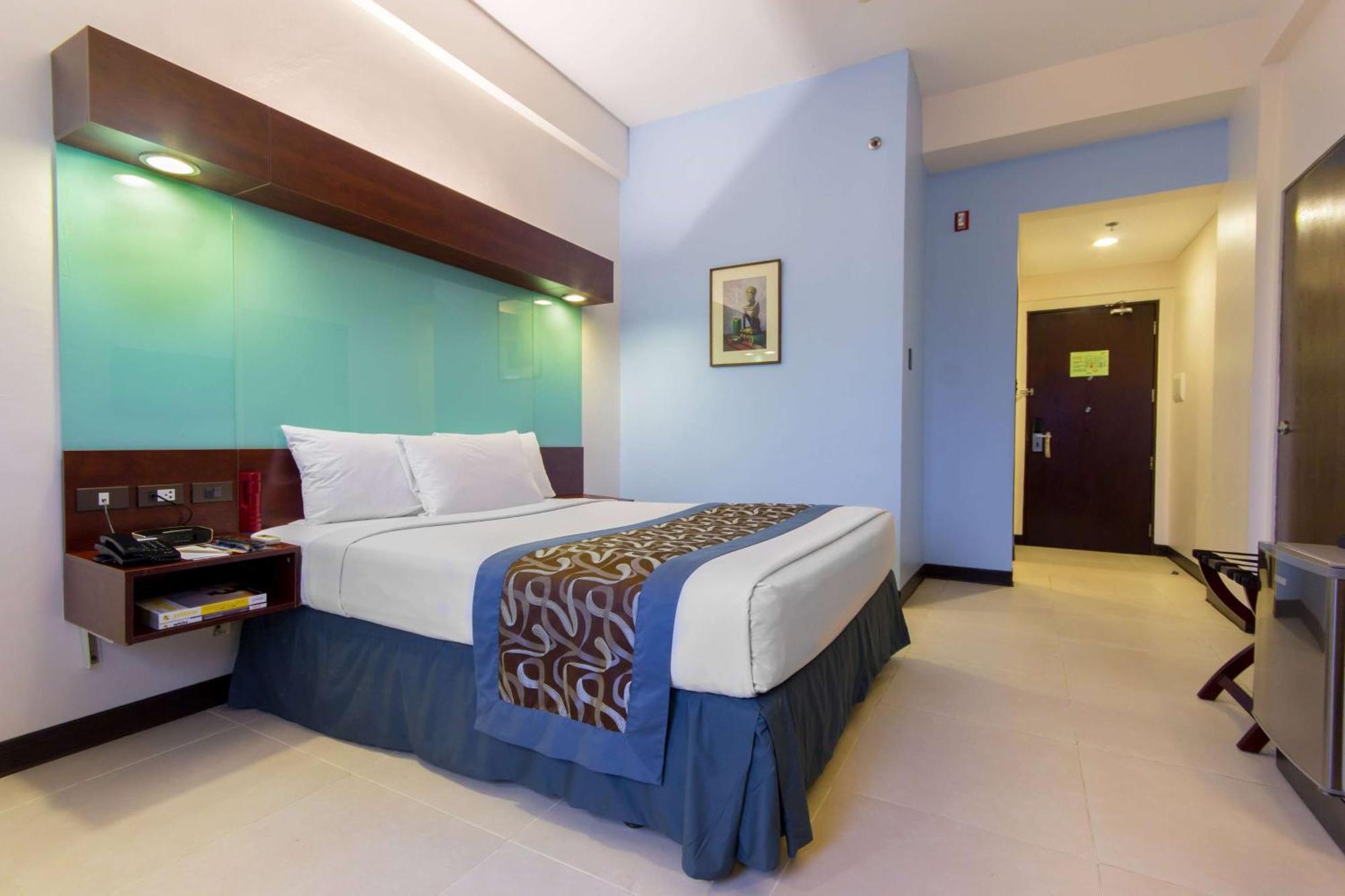 Microtel By Wyndham Mall Of Asia Pasay Exteriör bild