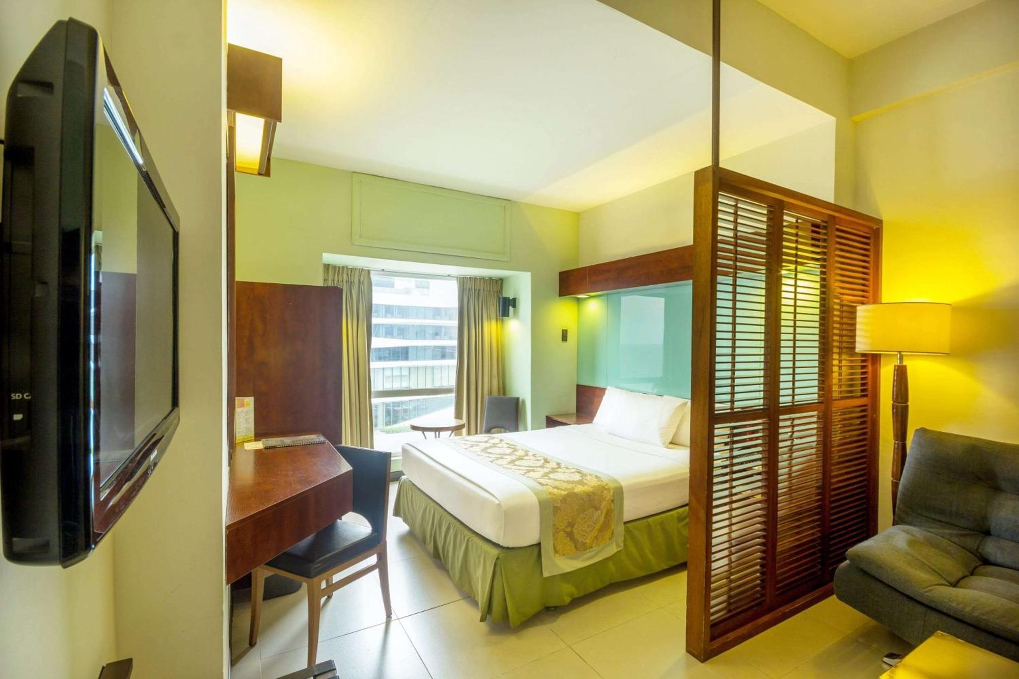 Microtel By Wyndham Mall Of Asia Pasay Exteriör bild