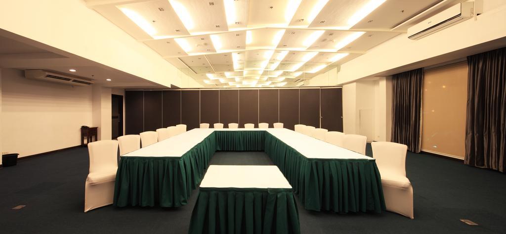 Microtel By Wyndham Mall Of Asia Pasay Exteriör bild