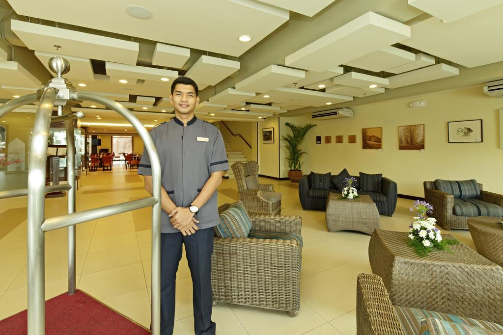 Microtel By Wyndham Mall Of Asia Pasay Exteriör bild