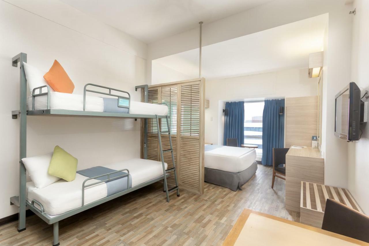 Microtel By Wyndham Mall Of Asia Pasay Exteriör bild